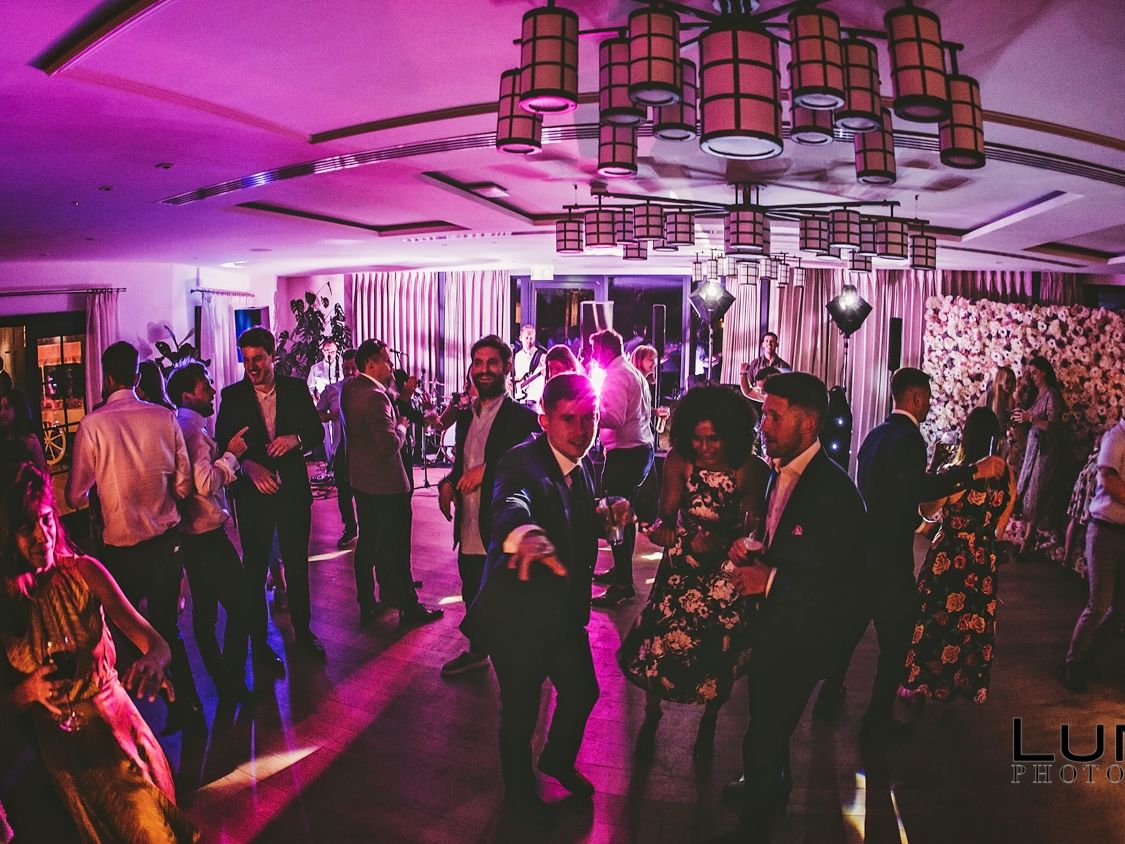 Full Dance floor at the Swan in Streatley whilst AKA play with the live 4 piece wedding band - Live Wedding Band | How to book a wedding band | live bands for wedding | Live band wedding cost | how much is a live band for a wedding | AKA Party Band