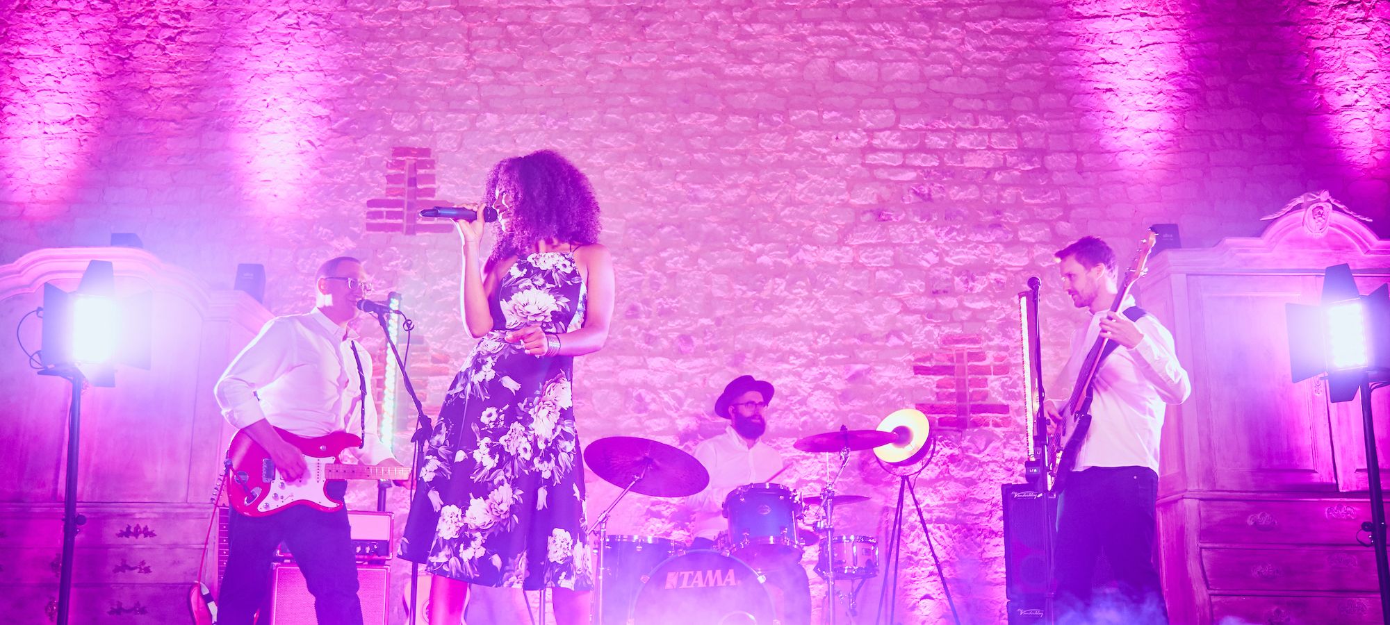 Watch the best wedding band in Hampshire, AKA, performing live at Bury Court Barn - Live Wedding Band | Band hampshire | acoustic wedding band | live party band | Function Band | evening wedding music | wedding entertainment | AKA Party Band