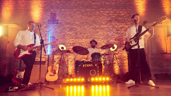 AKA is a live band for weddings. Based in Hampshire and playing live music for weddings all across England - Live Wedding Band | hampshire wedding bands | wedding live band cost | live bands for weddings in Kent | AKA Party Band