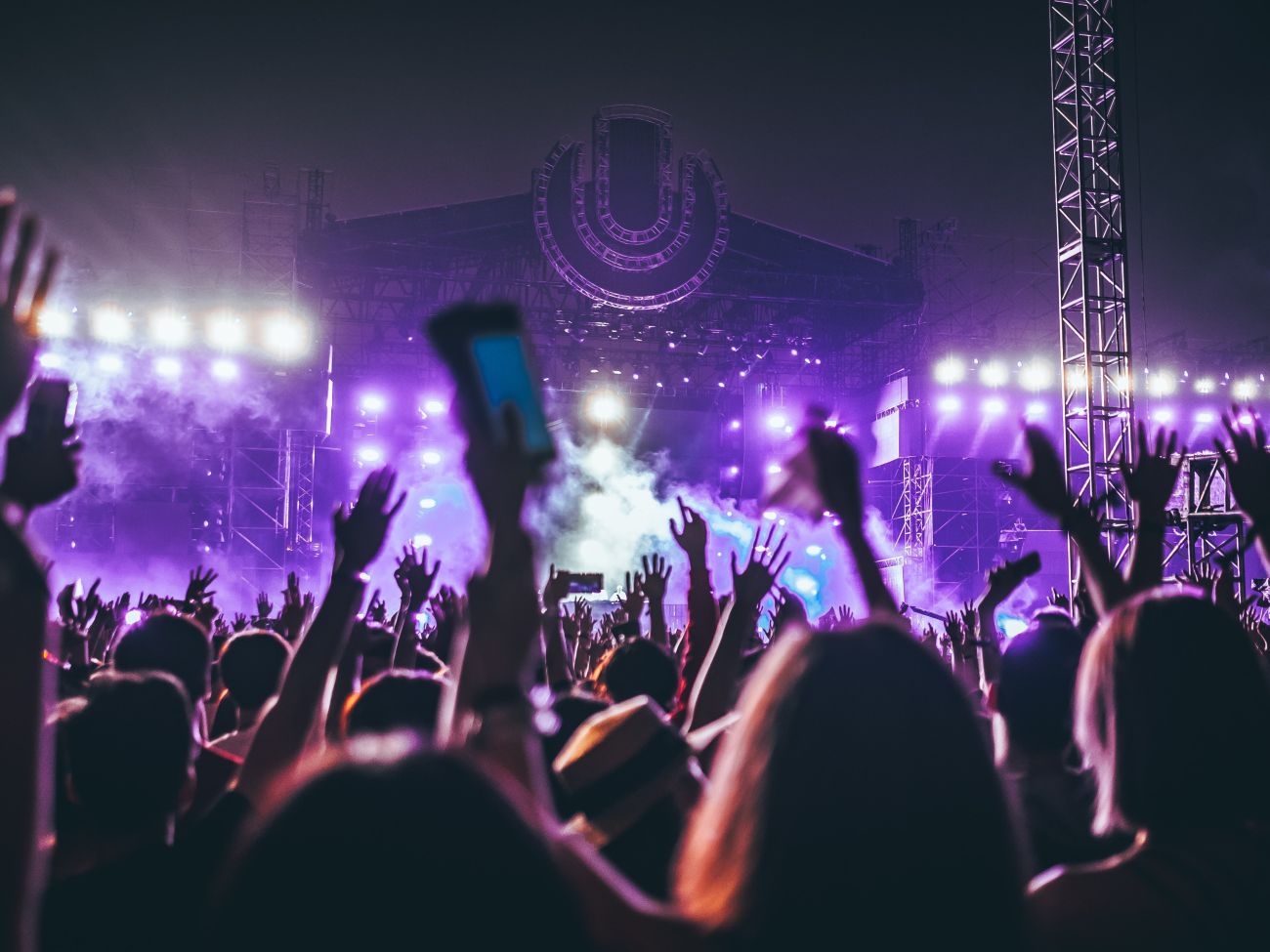 Festival light show with guests dancing to the best wedding band in hampshire - Live Wedding Band | Hampshire wedding band | wedding music live band | best live wedding bands | how much does a live band cost for a wedding | AKA Party Band