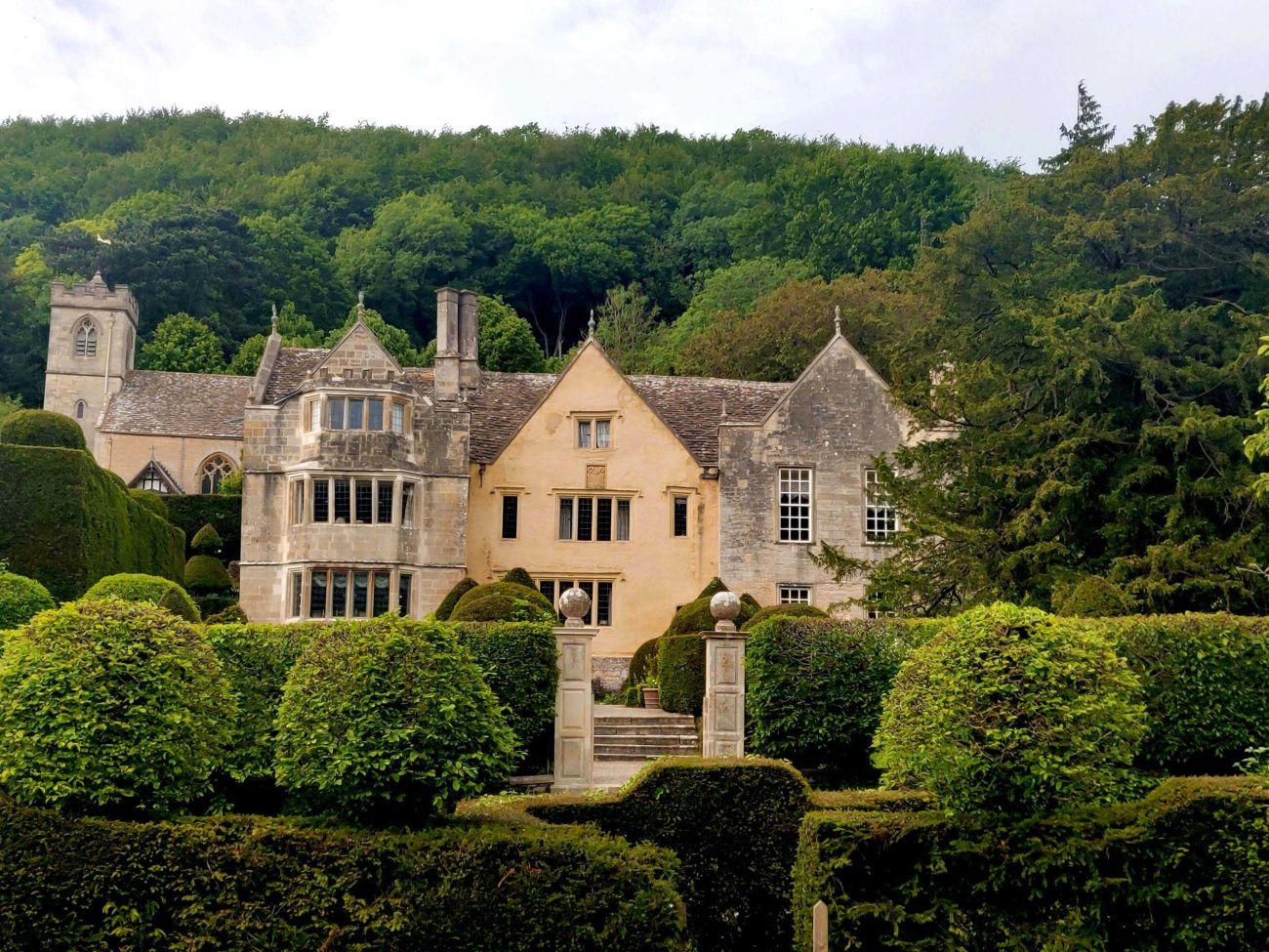 Owlpen Manor Private Wedding Venue in the Cotswolds - Live Wedding Band | Wedding band Cotswold | best wedding bands uk | best party band | Wedding Bands Gloucestershire | wedding entertainment | AKA Party Band